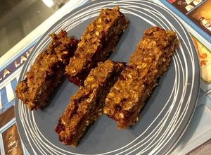 Foto principal de Barras energéticas de avena, nueces y mermelada de berries con c