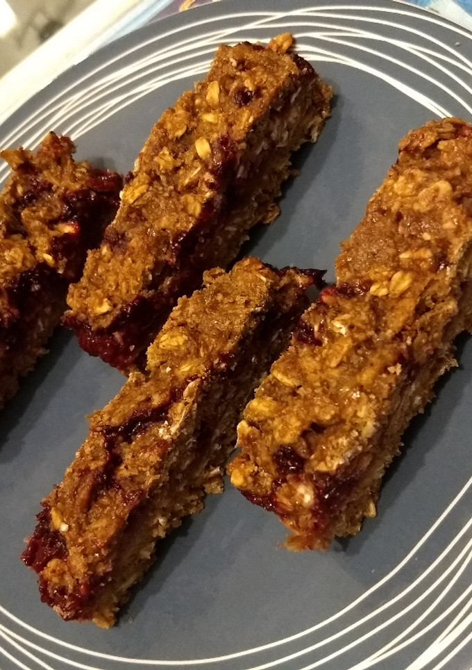 Una foto de Barras energéticas de avena, nueces y mermelada de berries con c