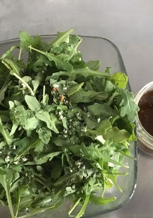 Une photo de Salade de roquette aux fines herbes et sa sauce balsamique et huile de courge