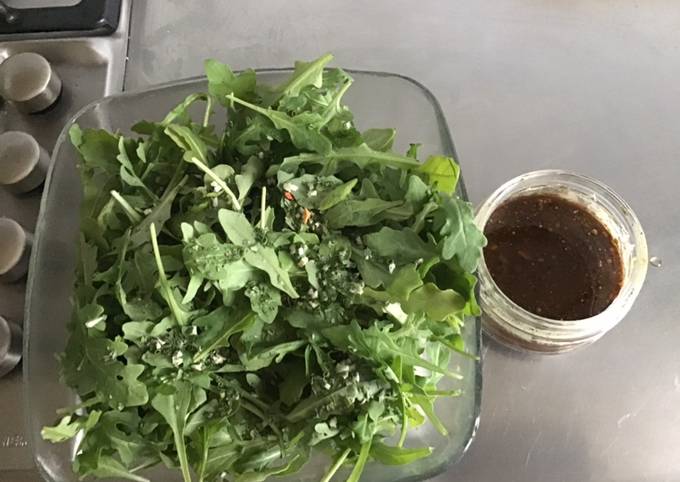 Méthode simple pour Préparer  Parfait Salade de roquette aux fines herbes et sa sauce balsamique et huile de courge