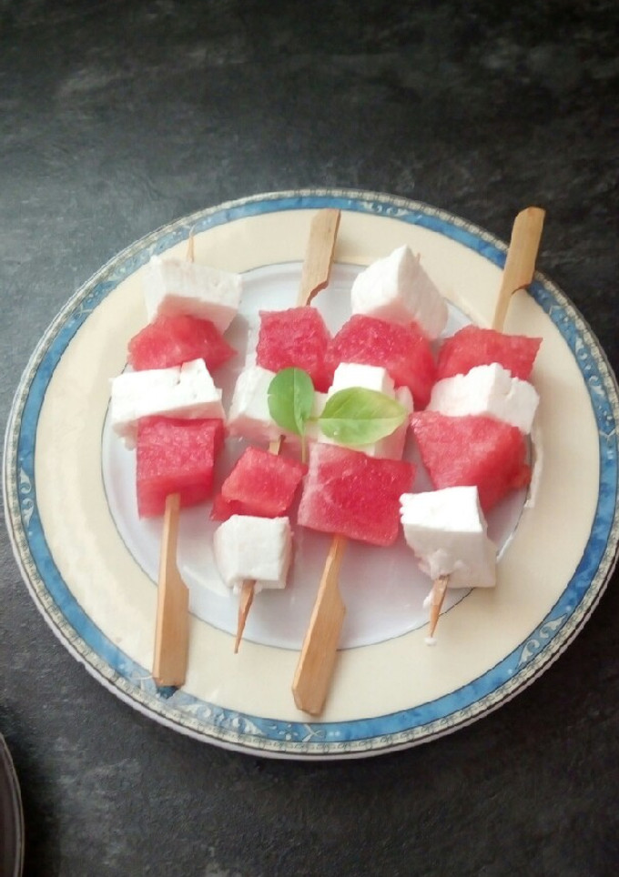 Una foto de Pinchos de sandía 🍉 y queso fresco
