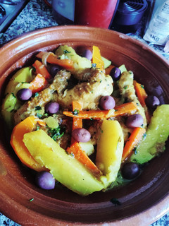 Una foto de Tajín de pollo con aceitunas