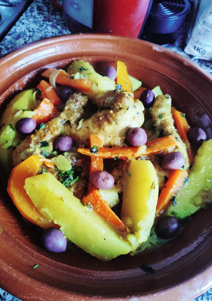 Una foto de Tajín de pollo con aceitunas