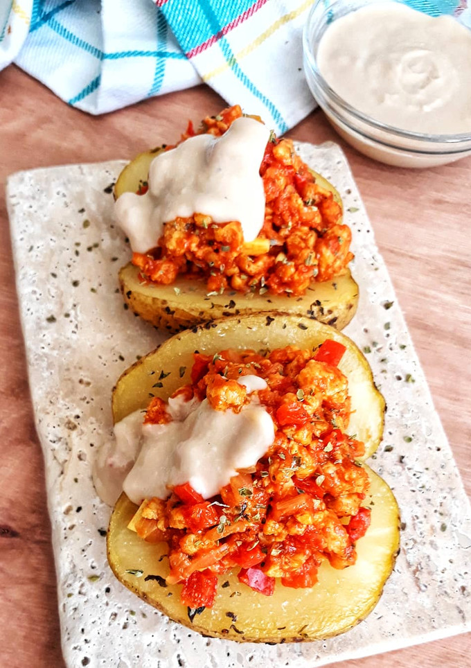 Una foto de 🌱Patatas asadas con boloñesa y alioli de judías blancas🌱