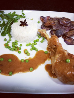 Una foto de Jamoncitos de pavo en salsa sorpresa con arroz Bomba y chips