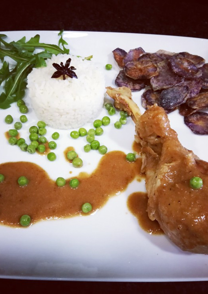 Una foto de Jamoncitos de pavo en salsa sorpresa con arroz Bomba y chips