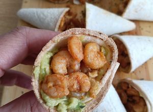 Una foto de Conos de gambitas al ajillo y aguacate (sin gluten)