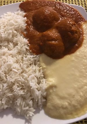Una foto de Albóndigas con puré de papa amarilla