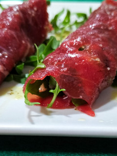 Una foto de Rollitos de carpaccio con rúcula y parmesano