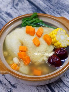 Hình của món Gà Hầm Hạt Sen Táo Đỏ.