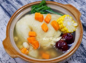 Hình của món Gà Hầm Hạt Sen Táo Đỏ.