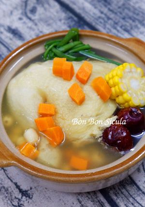 Hình của món Gà Hầm Hạt Sen Táo Đỏ.
