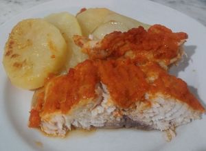 Una foto de Salmón Criollo con Salsa de Morrón Rojo al Horno