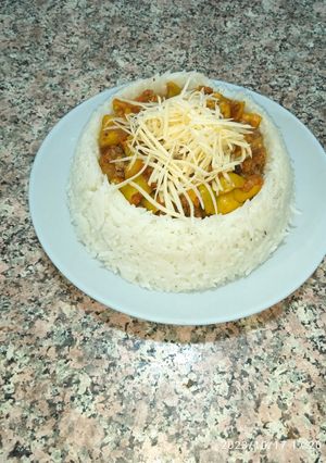 Une photo de Riz basmati à la viande hachée et les olives vertes coupées