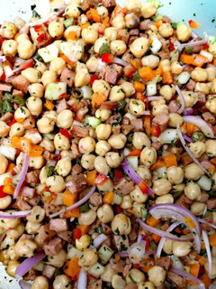 Una foto de Ensalada de garbanzos