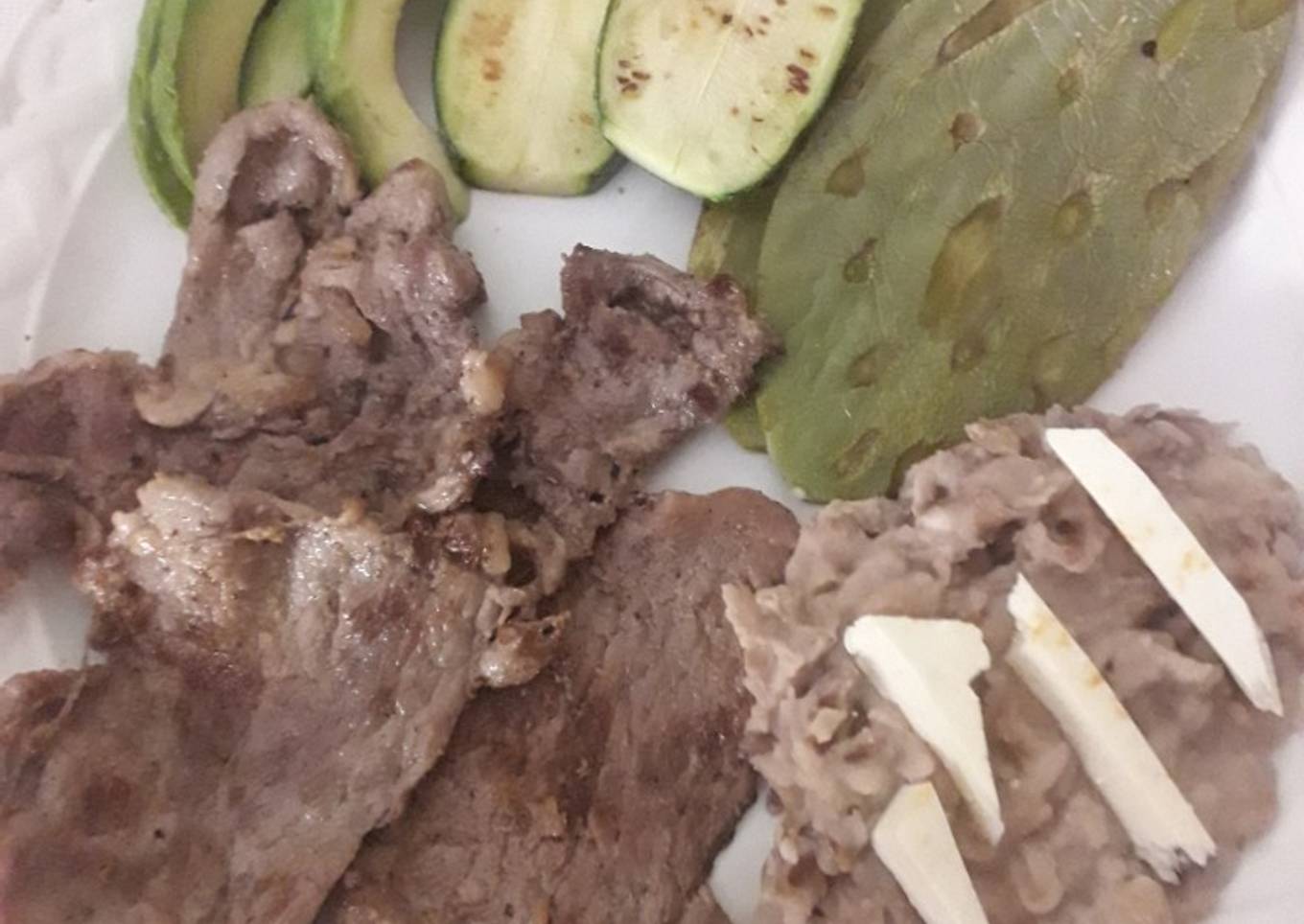 Peinesillo a la plancha con nopales y calabacitas asadas