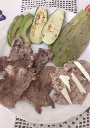 Una foto de Peinesillo a la plancha con nopales y calabacitas asadas