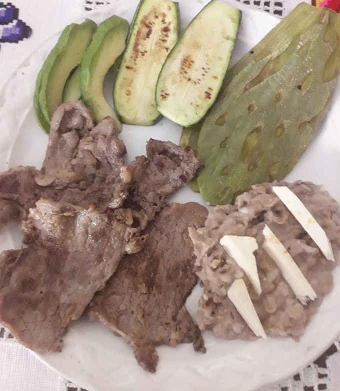 Una foto de Peinesillo a la plancha con nopales y calabacitas asadas
