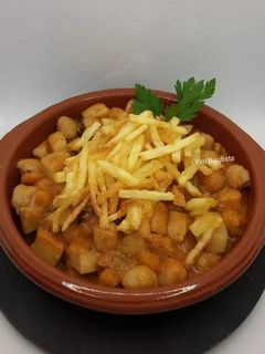 Una foto de Cazuela de sepia con garbanzos