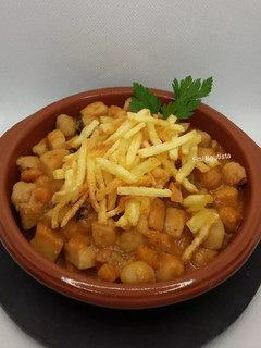 Una foto de Cazuela de sepia con garbanzos