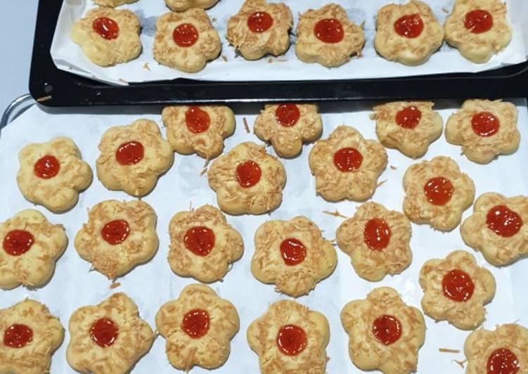 Bagaimana Menyiapkan Strawberry thumbprint cookies Anti Gagal