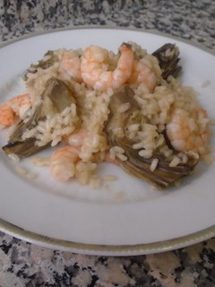 Una foto de Risotto de alcachofas y langostinos