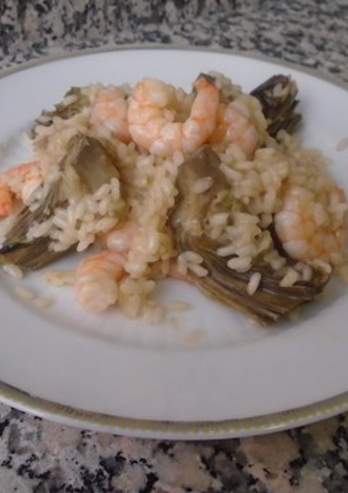 Una foto de Risotto de alcachofas y langostinos