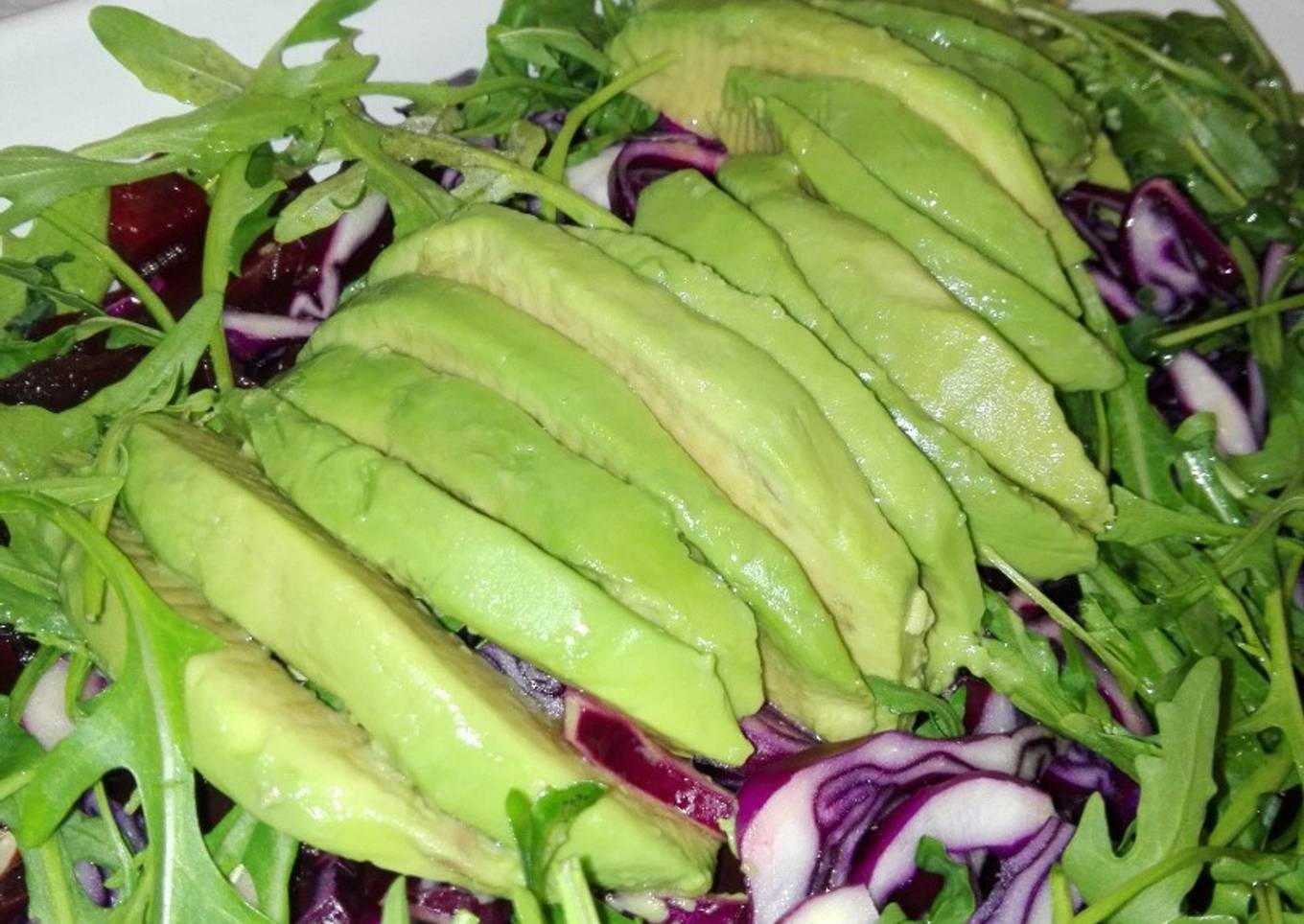 Ensalada de remolacha, lombarda y aguacate