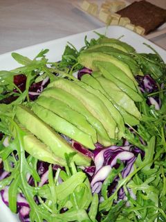 Una foto de Ensalada de remolacha, lombarda y aguacate
