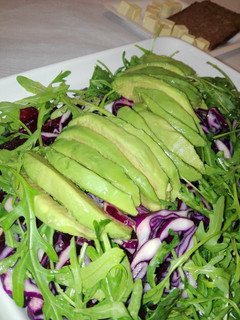 Una foto de Ensalada de remolacha, lombarda y aguacate
