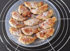 Une photo de Croissants à la confiture de fraise 🍓