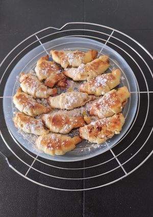 Une photo de Croissants à la confiture de fraise 🍓