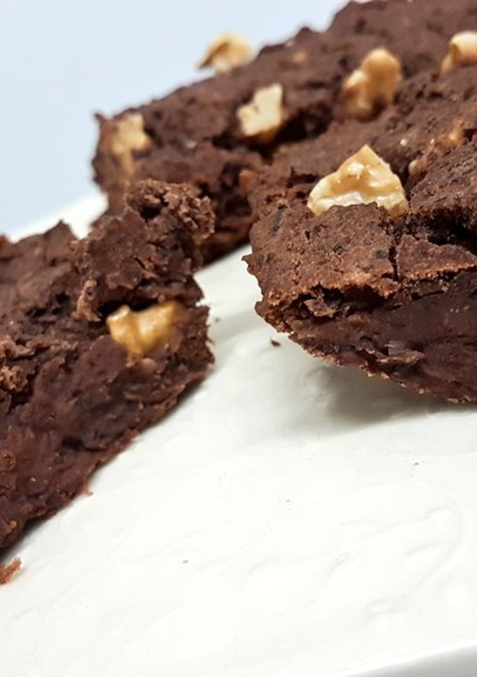 Una foto de Brownie húmedo con dátiles