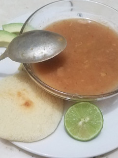 Una foto de Sopa de plátano verde con maní