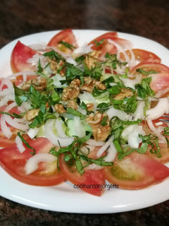 Una foto de Ensalada de tomate con pepino