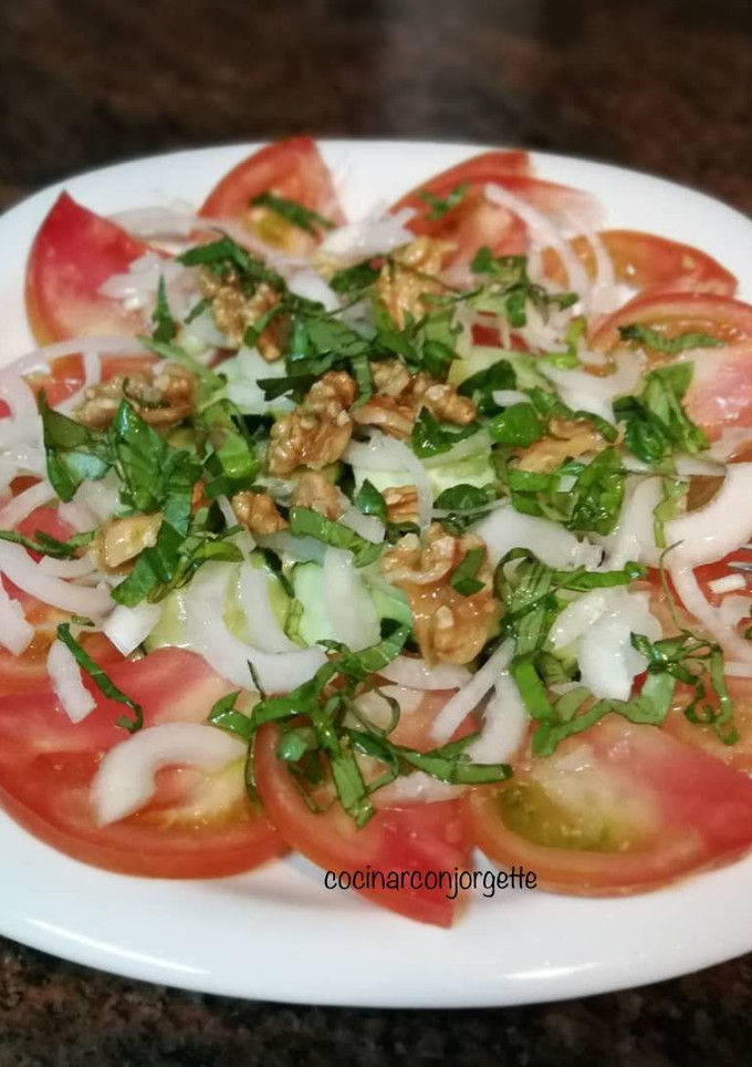 Una foto de Ensalada de tomate con pepino