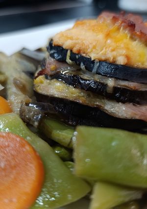 Una foto de Milhojas de berenjena con solomillo queso y cama de verduras