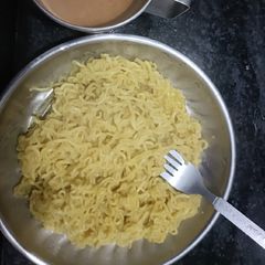 A picture of Cheesy maggi.