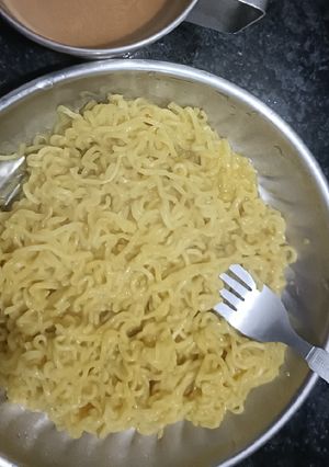 A picture of Cheesy maggi.