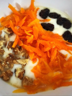 Una foto de Desayuno sabor carrot cake. Yogur + zanahoria caramelizada + nueces y pasas. Original de Geri