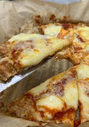 Foto resep Pizzaa tersehat dijamin melted !! Crust nya ayam ga pake tepung !