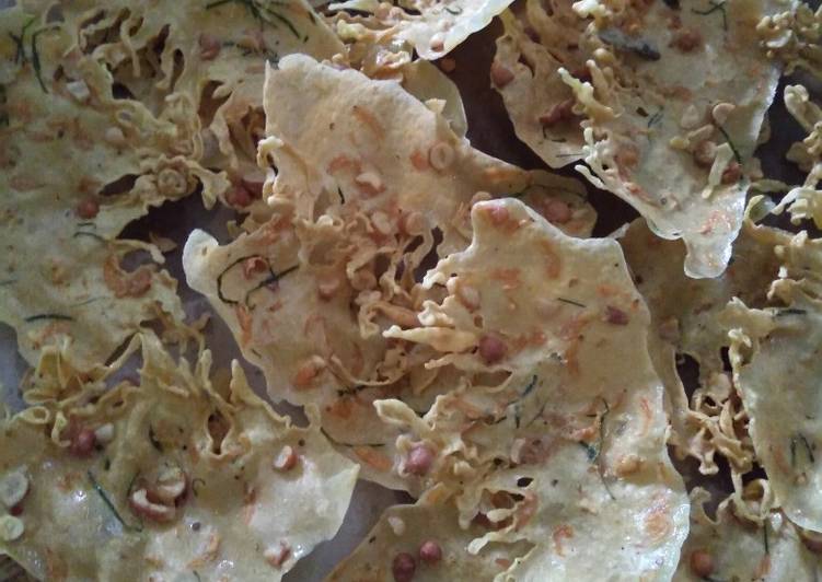 Peyek kacang teri urang