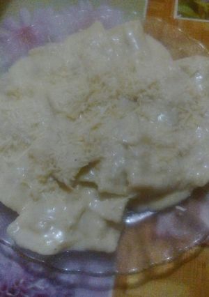 Una foto de Ravioles con salsa blanca