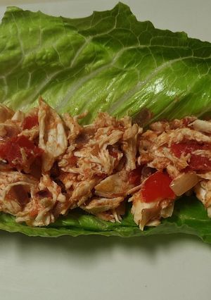 Una foto de Barquita de lechuga con pollo