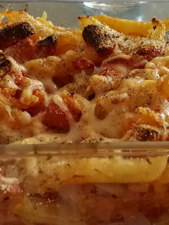 Una foto de Macarrones con salchichas de pavo, tomate y queso 🍝