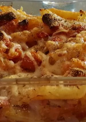 Foto principal de Macarrones con salchichas de pavo, tomate y queso 🍝