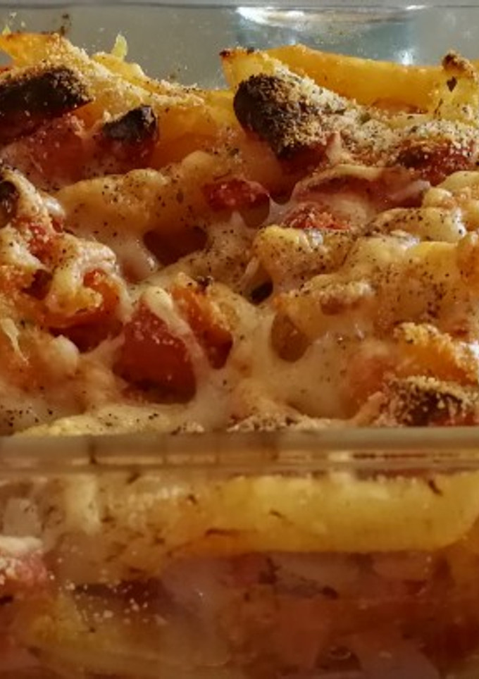 Una foto de Macarrones con salchichas de pavo, tomate y queso 🍝