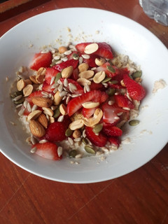 Una foto de Desayuno saludable y fácil: Avena con fresas