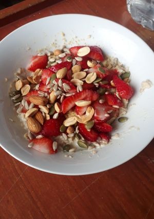 Una foto de Desayuno saludable y fácil: Avena con fresas