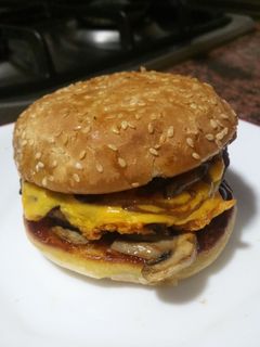 Una foto de Mushroom Cheeseburger